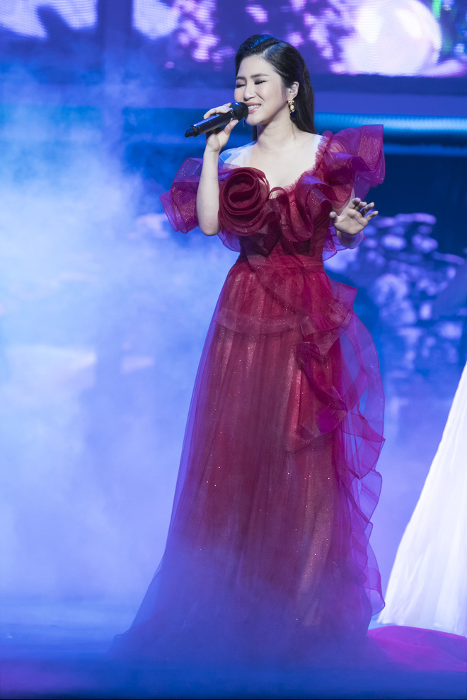 Liveshow đầu tiên của Hương Tràm: Không chỉ là đêm nhạc tôn giọng hát, mà còn lấy nước mắt khán giả với kịch bản cảm động