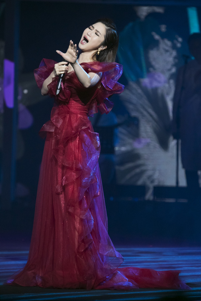 Liveshow đầu tiên của Hương Tràm: Không chỉ là đêm nhạc tôn giọng hát, mà còn lấy nước mắt khán giả với kịch bản cảm động