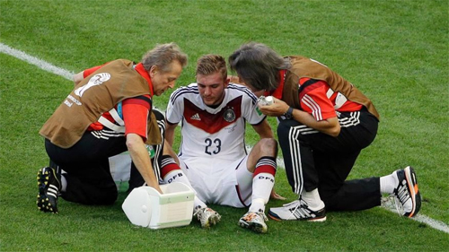 Đức Huy bị mất trí nhớ tạm thời sau pha va chạm với cầu thủ Iran