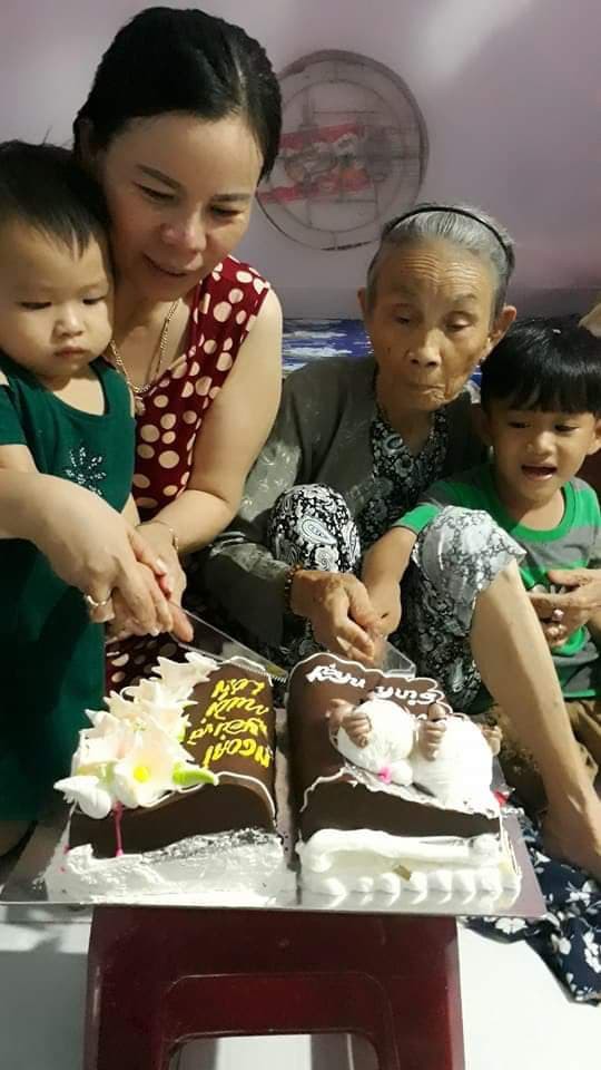 Ông ngoại đi đạp xe nói chuyện với bà khác, bà ngoại ở nhà ghen và màn làm hoà cực đỉnh Ông ngoại đi đạp xe nói chuyện với bà khác, bà ngoại ở nhà ghen và màn làm hoà cực đỉnh