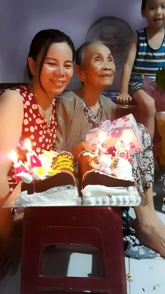 Ông ngoại đi đạp xe nói chuyện với bà khác, bà ngoại ở nhà ghen và màn làm hoà cực đỉnh