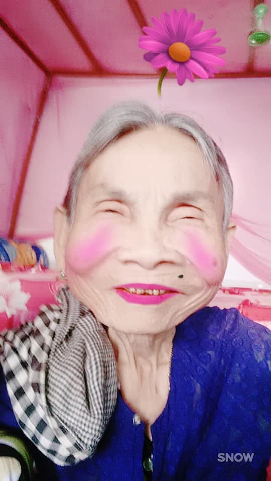 Ông ngoại đi đạp xe nói chuyện với bà khác, bà ngoại ở nhà ghen và màn làm hoà cực đỉnh