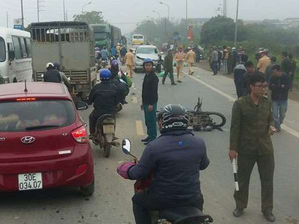 Đấu đầu ô tô, 2 người đi xe máy tử vong thương tâm ở Hà Nội