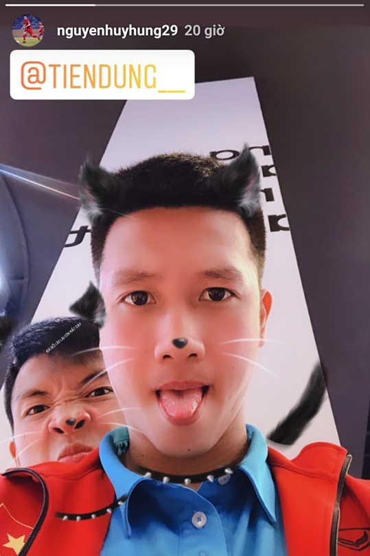 Lâm Tây lén ăn pizza, Đoàn Văn Hậu khoe siêu xe trước trận gặp Iran