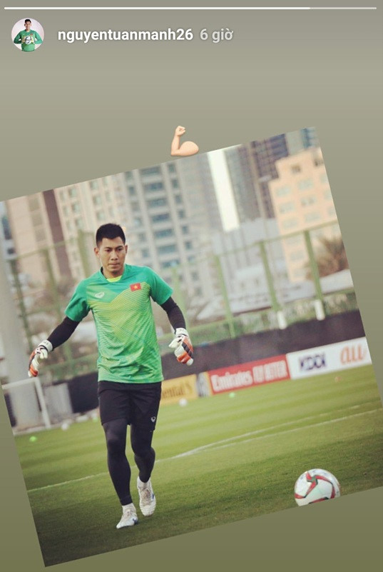 Lâm Tây lén ăn pizza, Đoàn Văn Hậu khoe siêu xe trước trận gặp Iran