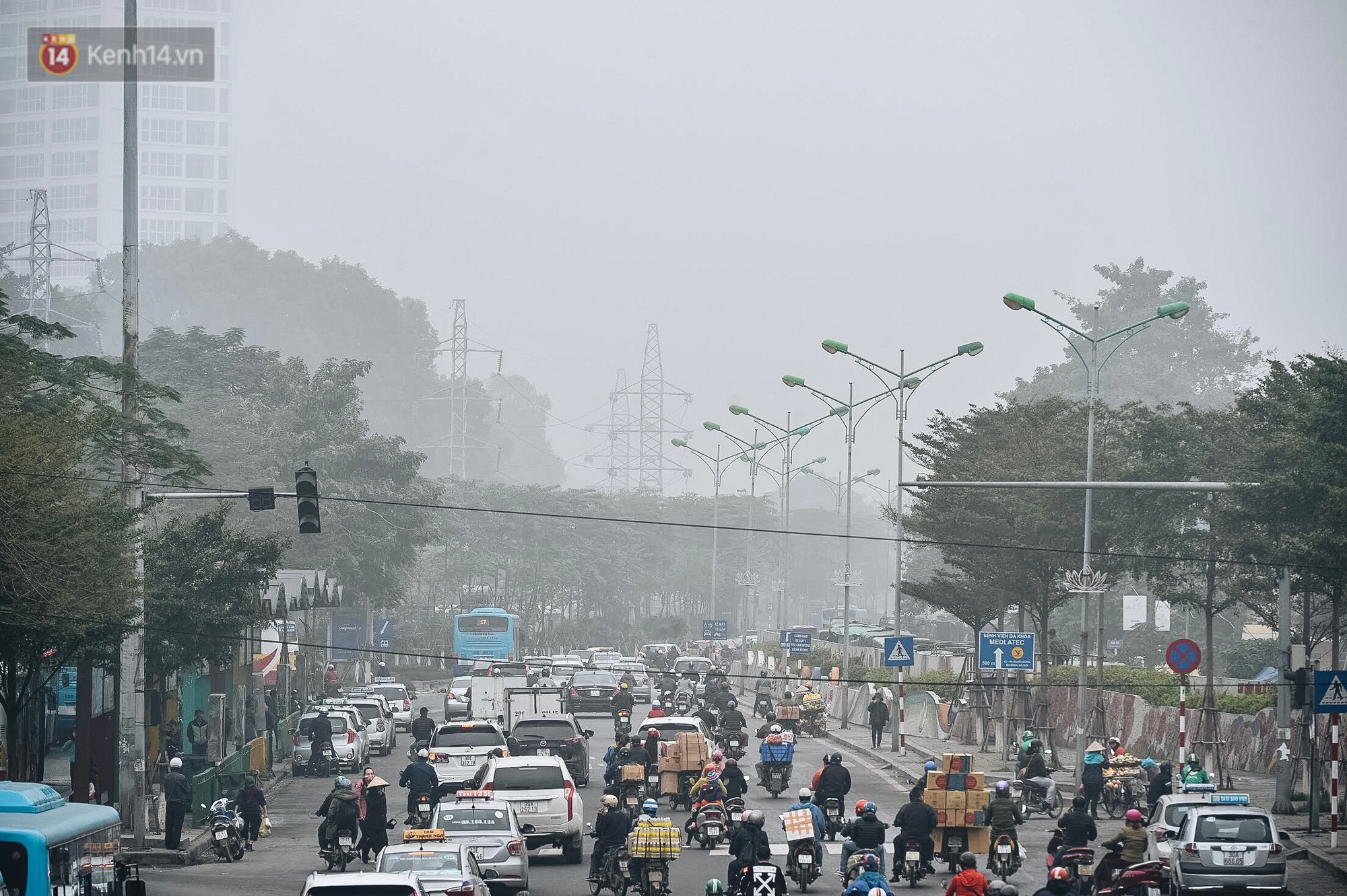 Chùm ảnh: Sáng cuối tuần, sương mù dày đặc phủ kín Hà Nội khiến người dân ngỡ như đang ở Sapa