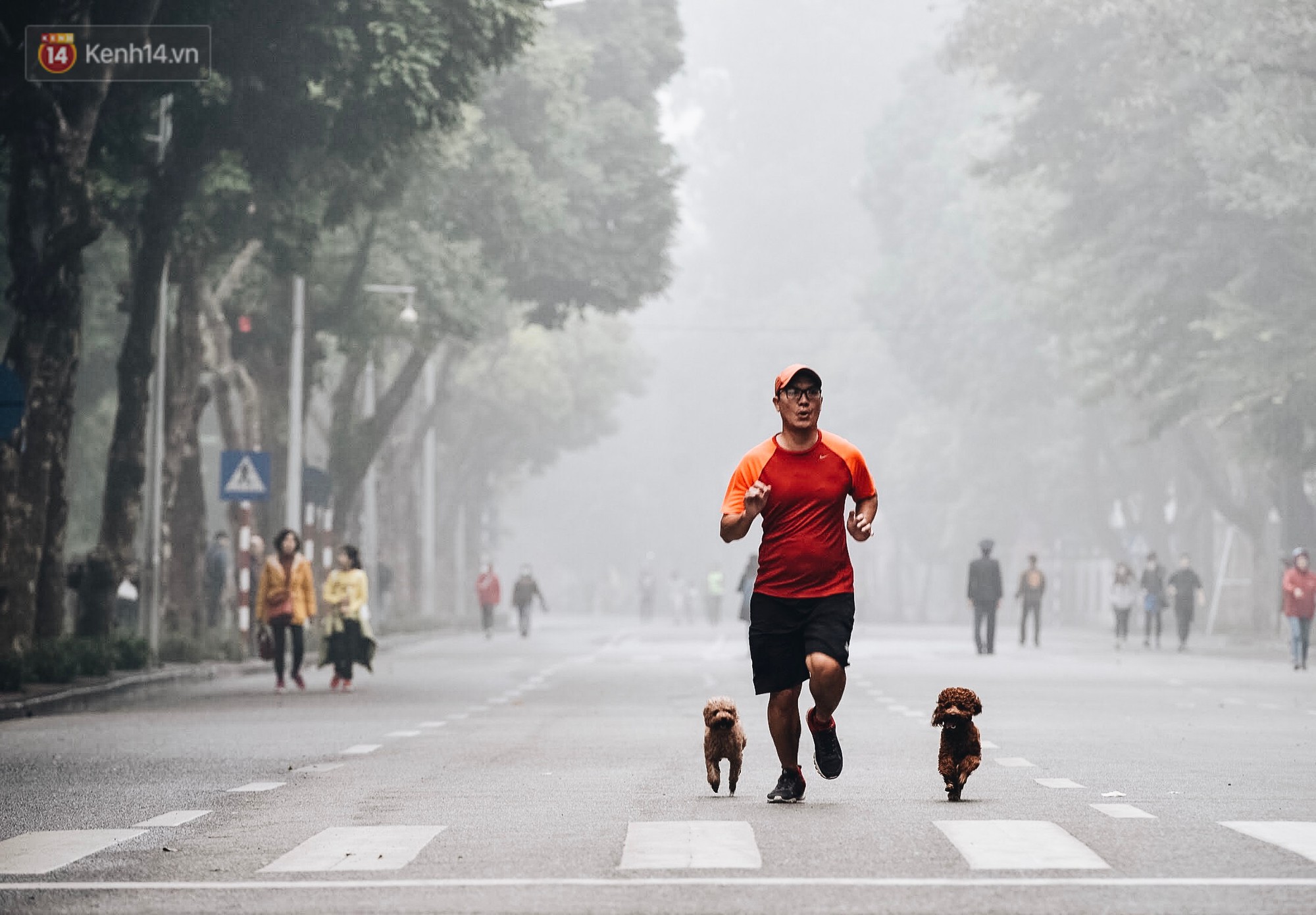 Chùm ảnh: Sáng cuối tuần, sương mù dày đặc phủ kín Hà Nội khiến người dân ngỡ như đang ở Sapa
