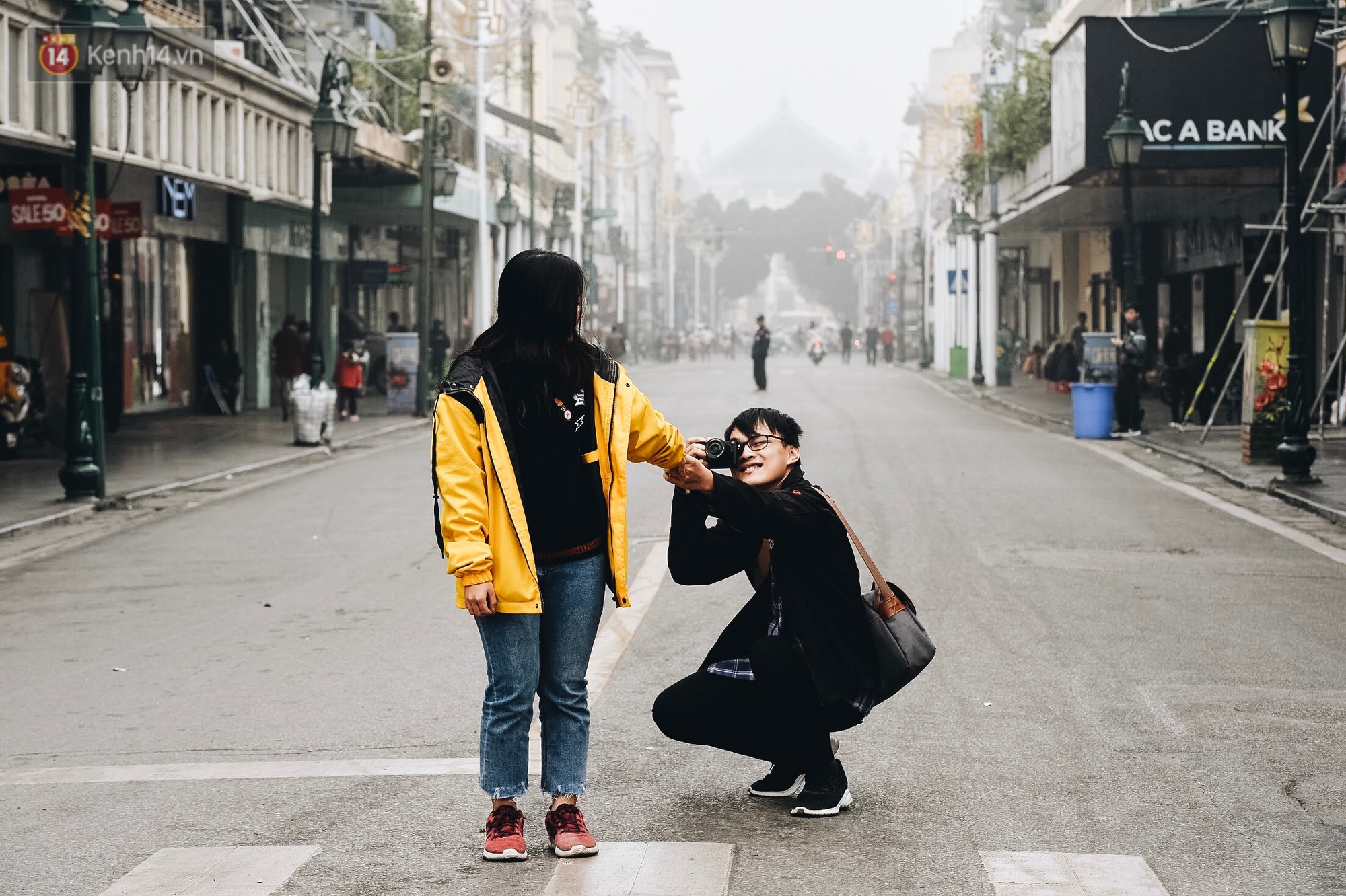 Chùm ảnh: Sáng cuối tuần, sương mù dày đặc phủ kín Hà Nội khiến người dân ngỡ như đang ở Sapa