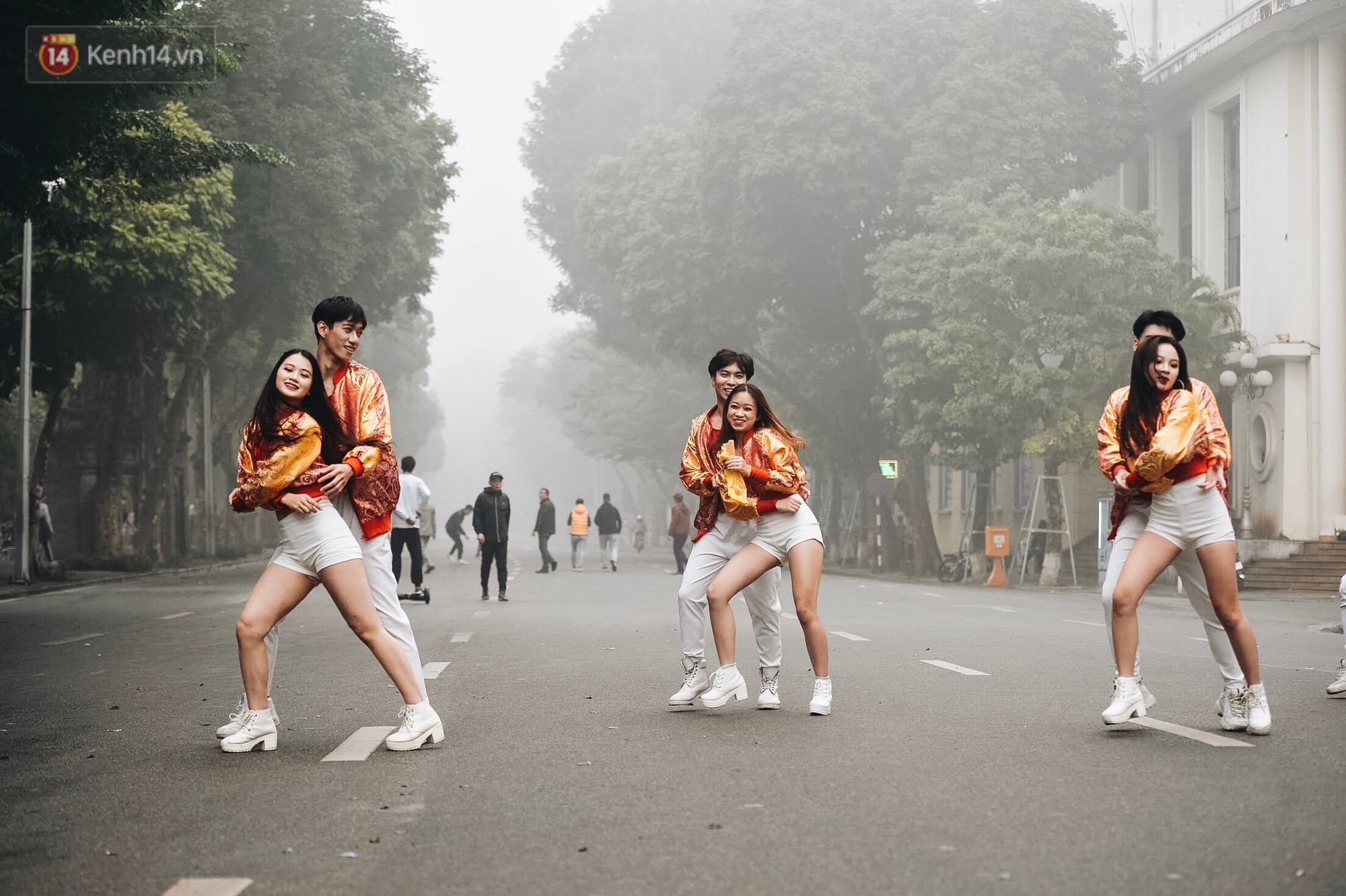 Chùm ảnh: Sáng cuối tuần, sương mù dày đặc phủ kín Hà Nội khiến người dân ngỡ như đang ở Sapa