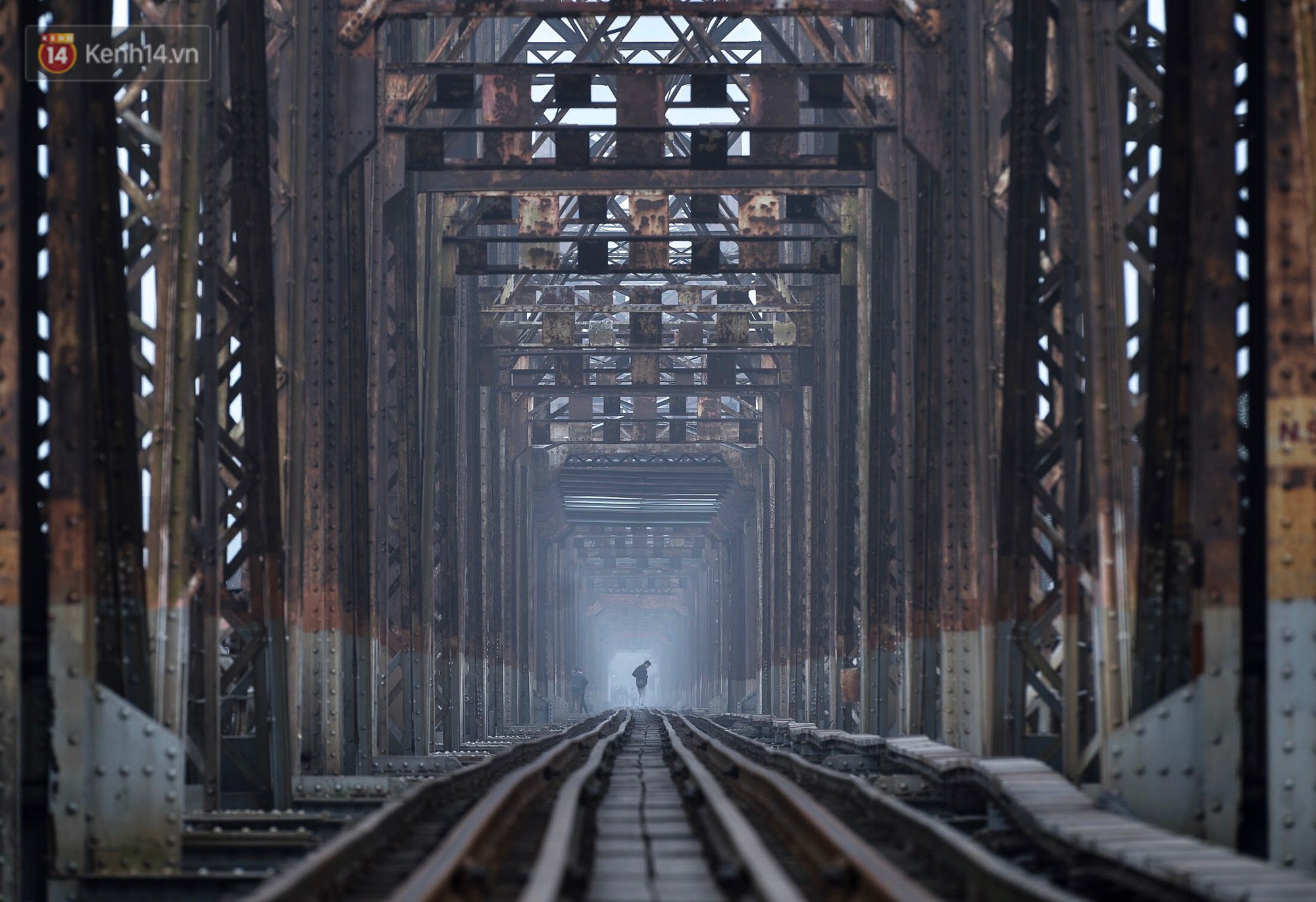 Chùm ảnh: Sáng cuối tuần, sương mù dày đặc phủ kín Hà Nội khiến người dân ngỡ như đang ở Sapa