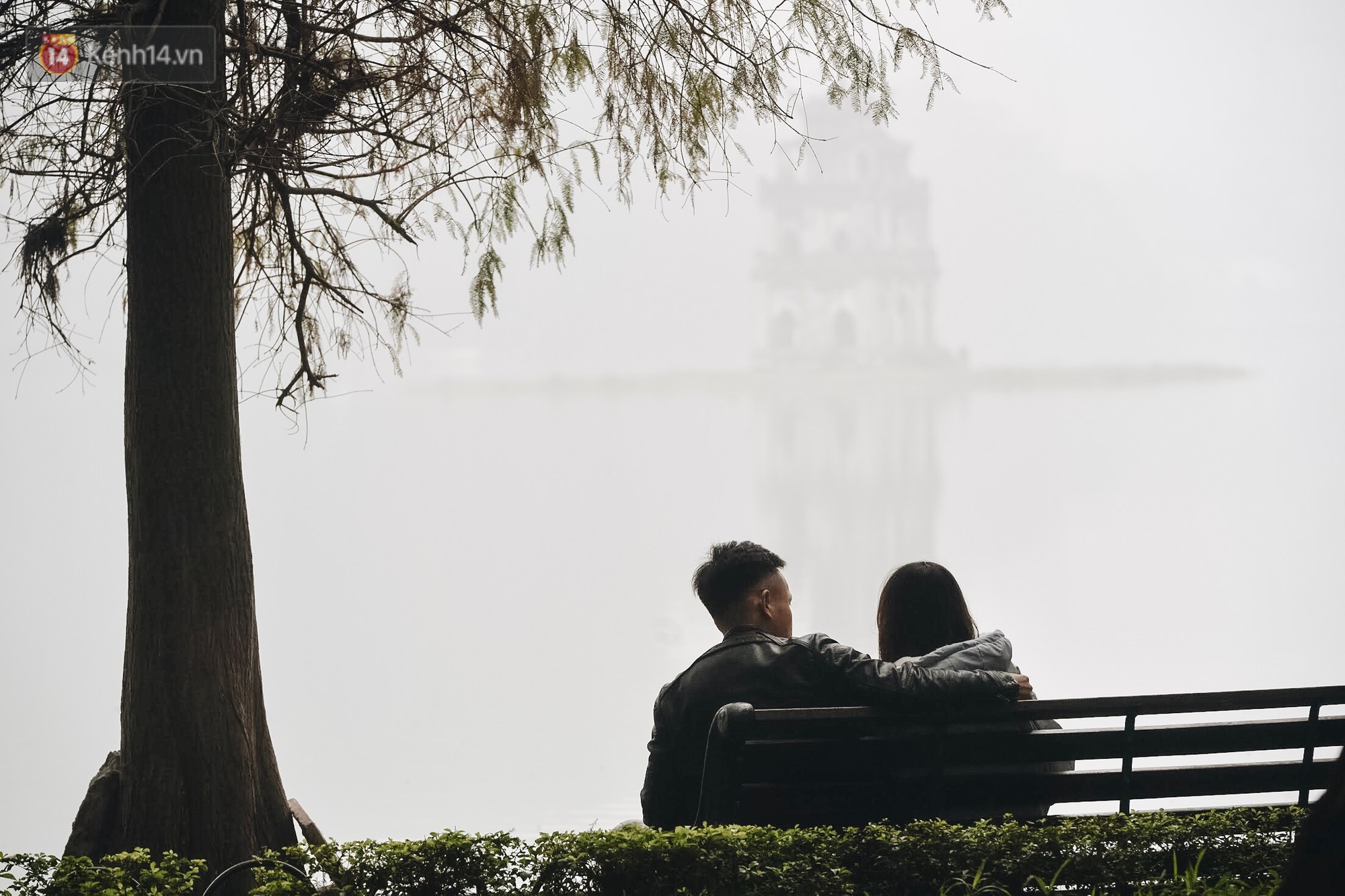 Chùm ảnh: Sáng cuối tuần, sương mù dày đặc phủ kín Hà Nội khiến người dân ngỡ như đang ở Sapa