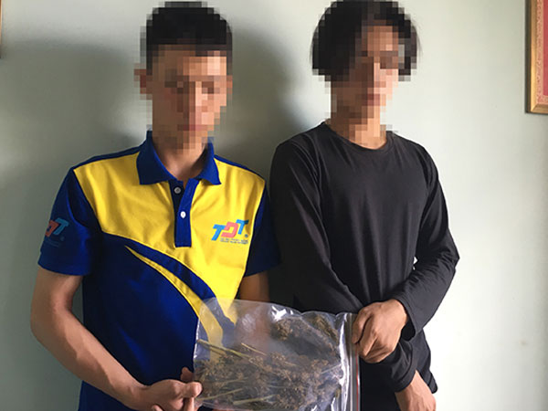 2 thanh niên bị bắt đang trên đường đi bán cần sa