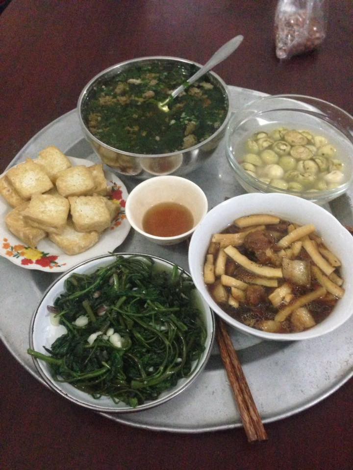 Choáng váng với con dâu tiệm vàng ngày nào cũng bày mâm sang chảnh 4 người ăn, tổng chi chỉ 4 triệu/tháng