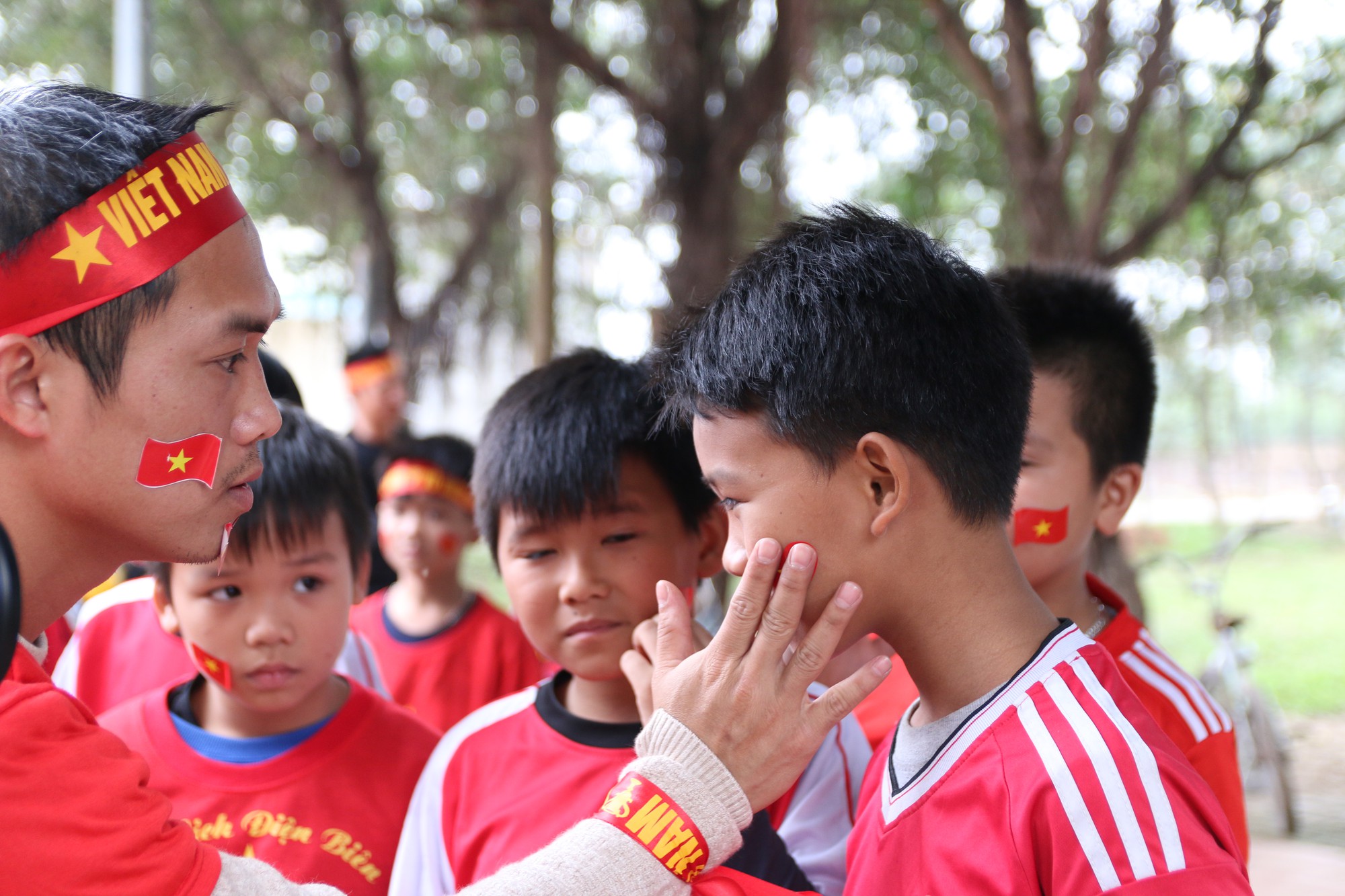 Cơn bão đỏ quét qua nhà Quang Hải trước đại chiến Việt Nam - Iran