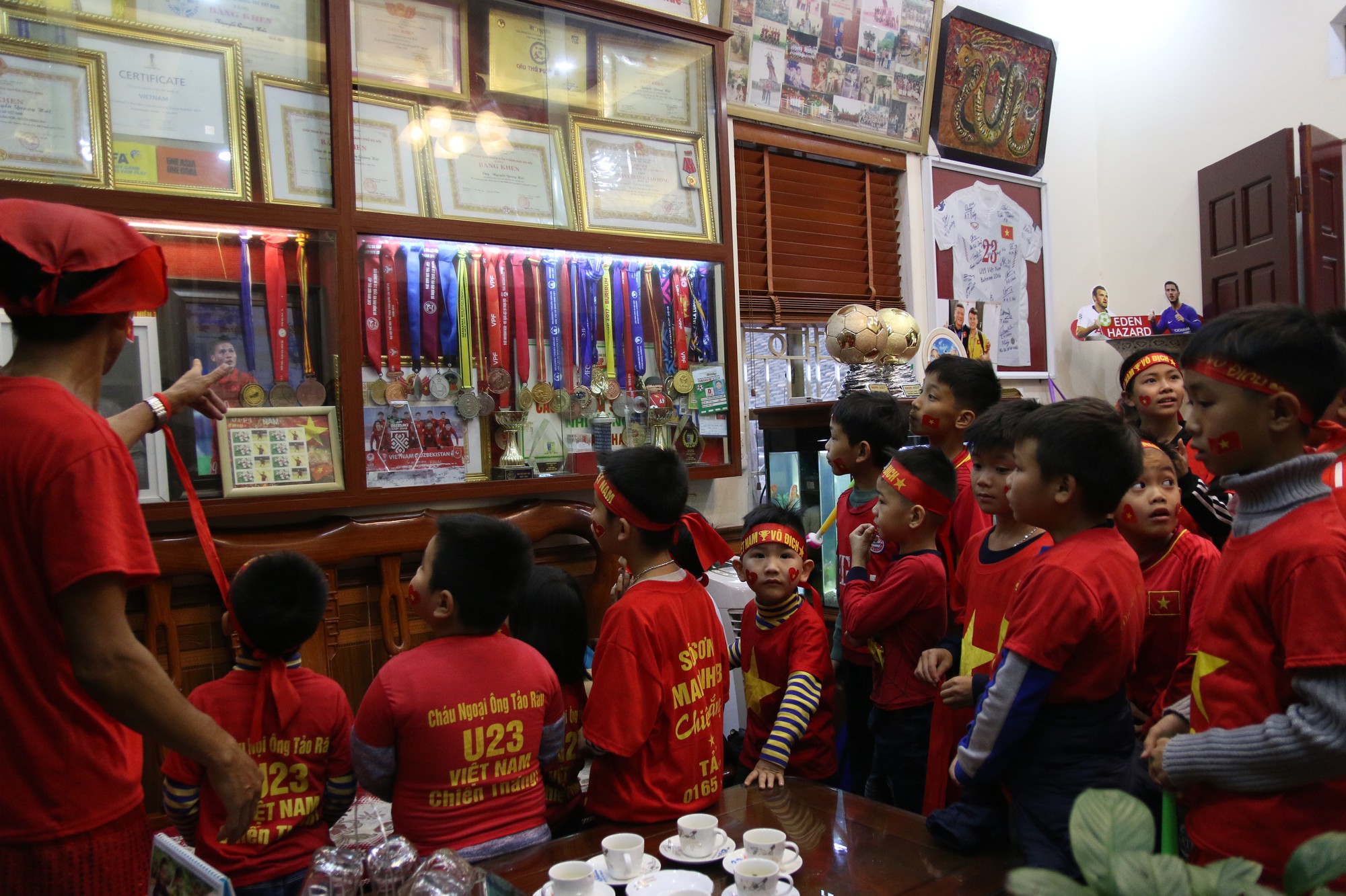 Cơn bão đỏ quét qua nhà Quang Hải trước đại chiến Việt Nam - Iran