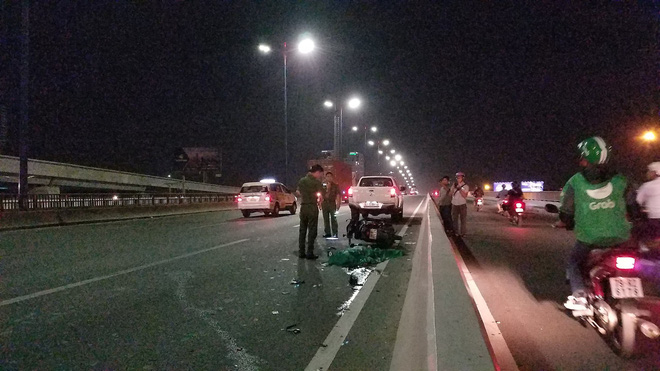 Đâm vào xe CA đang khám nghiệm hiện trường tử vong, cặp khách Tây bị thương nặng ở cầu Sài Gòn