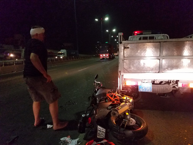 Đâm vào xe CA đang khám nghiệm hiện trường tử vong, cặp khách Tây bị thương nặng ở cầu Sài Gòn