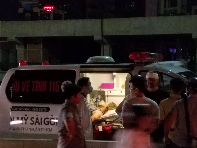 Đâm vào xe CA đang khám nghiệm hiện trường tử vong, cặp khách Tây bị thương nặng ở cầu Sài Gòn