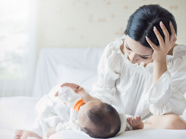 Đầy tháng, chồng tặng con cuốn sổ tiết kiệm 200 triệu, tôi mừng rơi nước mắt nhưng em gái tôi lại phản ứng dữ dội