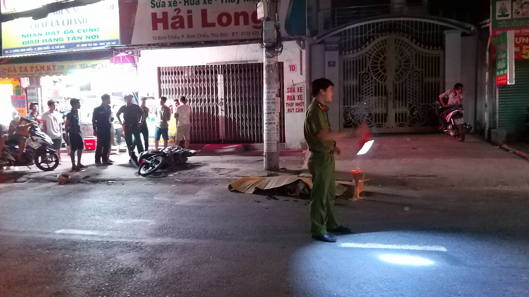 TP. HCM: Xe container bỏ chạy sau khi tông chết nam công nhân đang đi làm về