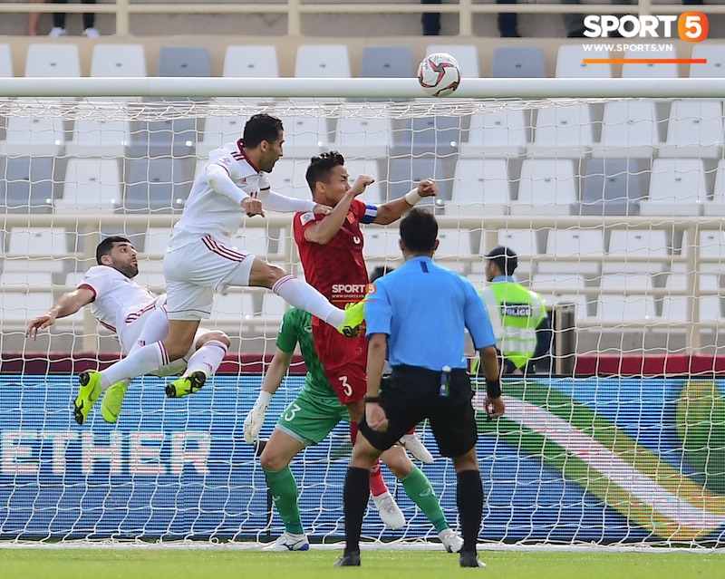 Bị CĐV Việt Nam ghét chưa đủ, trọng tài người Singapore tiếp tục nhận thêm gạch đá từ người Iran