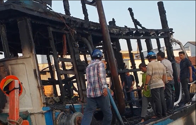 Nhiều nhà dân cháy rụi sau khi hai tàu cá phát hỏa