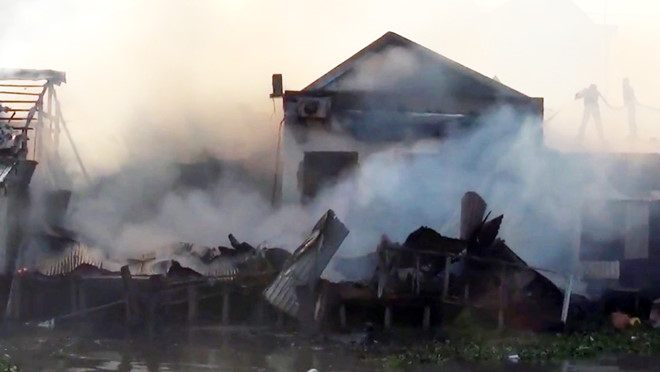 Nhiều nhà dân cháy rụi sau khi hai tàu cá phát hỏa