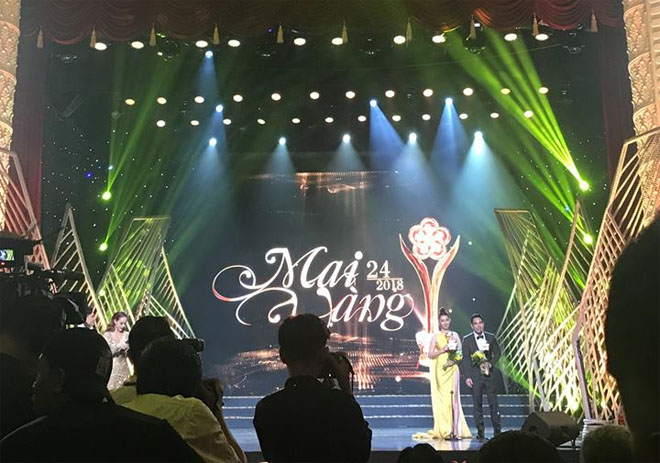 Thư Dung lên tiếng vụ làm lố phản cảm trên thảm đỏ, khiến BTC mời về gấp