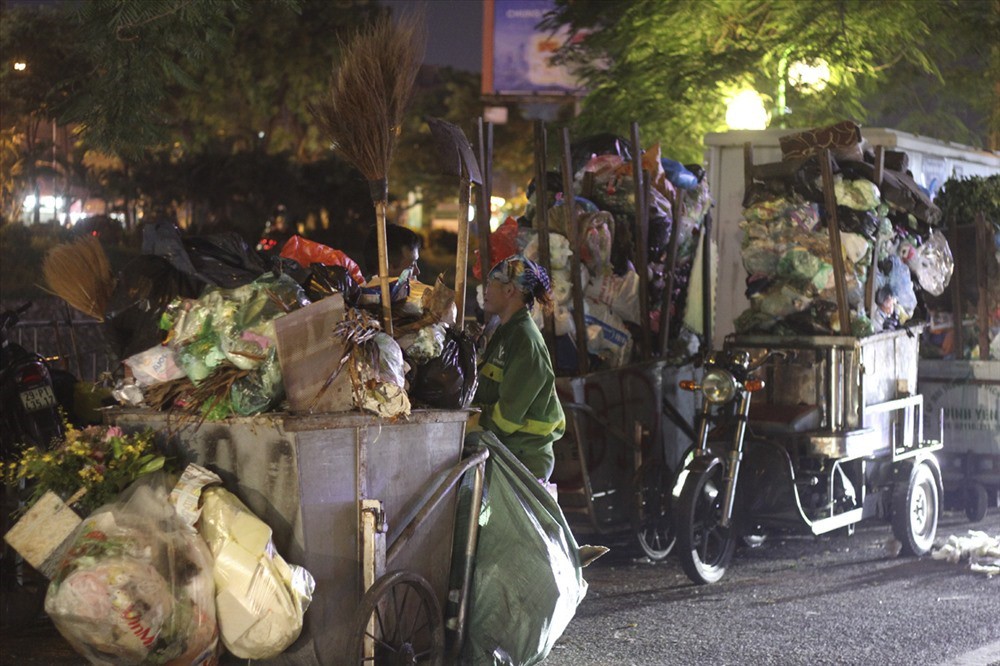 Hà Nội: Dân chặn xe vào bãi rác Nam Sơn, nội thành ngổn ngang rác thải