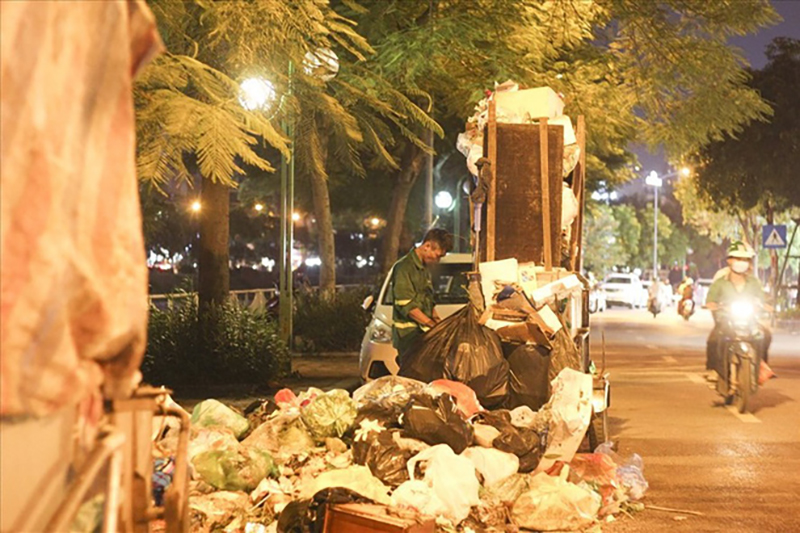 Hà Nội: Dân chặn xe vào bãi rác Nam Sơn, nội thành ngổn ngang rác thải