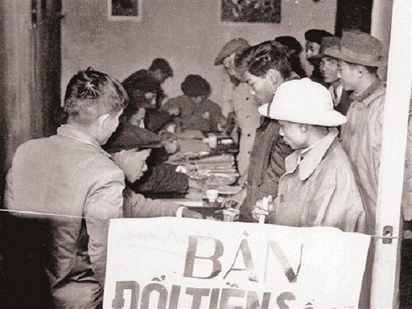 Ngắm lại những hình ảnh Tết Hà Nội thời bao cấp, ai cũng rưng rưng: Sao Tết xưa đẹp thế?