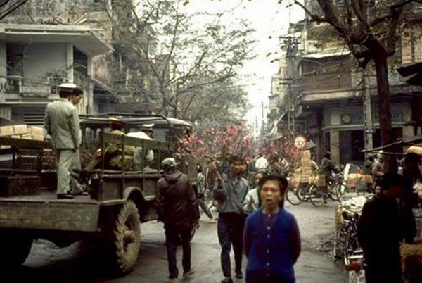 Ngắm lại những hình ảnh Tết Hà Nội thời bao cấp, ai cũng rưng rưng: Sao Tết xưa đẹp thế?