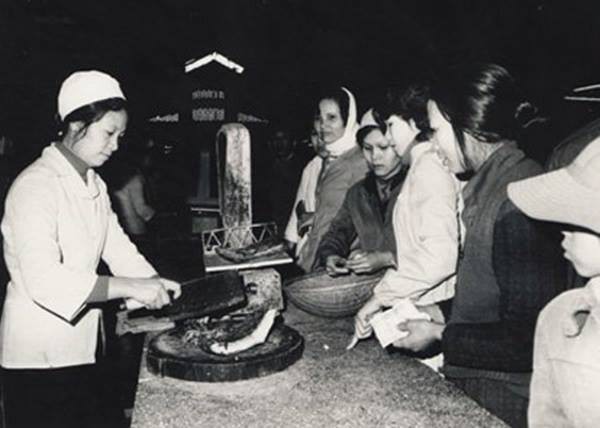 Ngắm lại những hình ảnh Tết Hà Nội thời bao cấp, ai cũng rưng rưng: Sao Tết xưa đẹp thế?