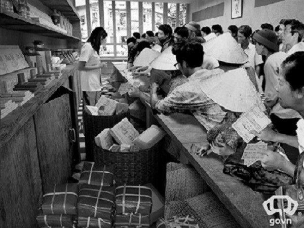 Ngắm lại những hình ảnh Tết Hà Nội thời bao cấp, ai cũng rưng rưng: Sao Tết xưa đẹp thế?