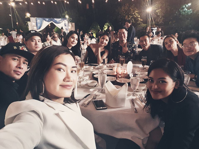 Vợ 9X nhún nhảy theo tiếng hát của Tiến Đạt trong tiệc cưới