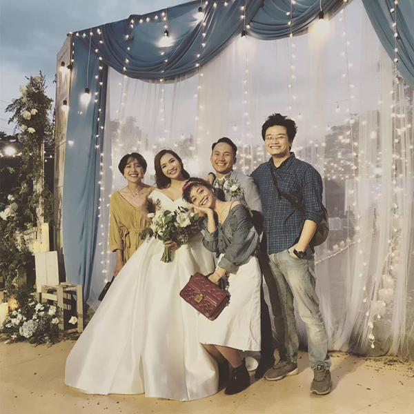 Vợ 9X nhún nhảy theo tiếng hát của Tiến Đạt trong tiệc cưới