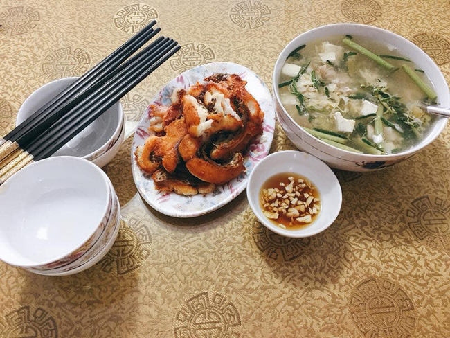 Mâm cơm đẹp mắt ngày cuối tuần của mẹ trẻ bị chị em trách móc khi soi tới bộ bát đũa