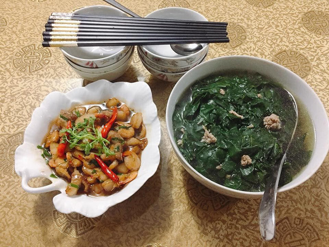 Mâm cơm đẹp mắt ngày cuối tuần của mẹ trẻ bị chị em trách móc khi soi tới bộ bát đũa