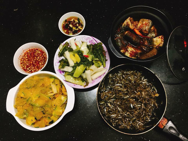 Mâm cơm đẹp mắt ngày cuối tuần của mẹ trẻ bị chị em trách móc khi soi tới bộ bát đũa