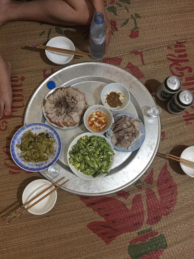 Mâm cơm đẹp mắt ngày cuối tuần của mẹ trẻ bị chị em trách móc khi soi tới bộ bát đũa