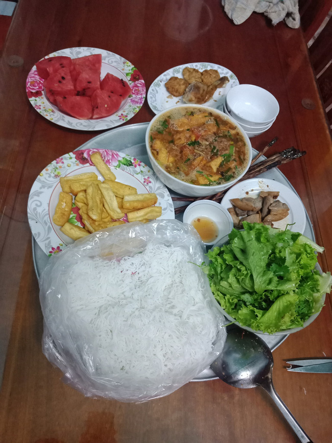 Mâm cơm đẹp mắt ngày cuối tuần của mẹ trẻ bị chị em trách móc khi soi tới bộ bát đũa