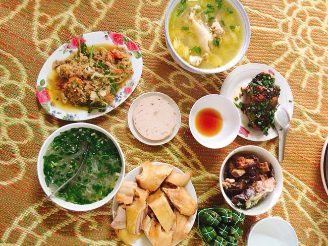 Mâm cơm đẹp mắt ngày cuối tuần của mẹ trẻ bị chị em trách móc khi soi tới bộ bát đũa