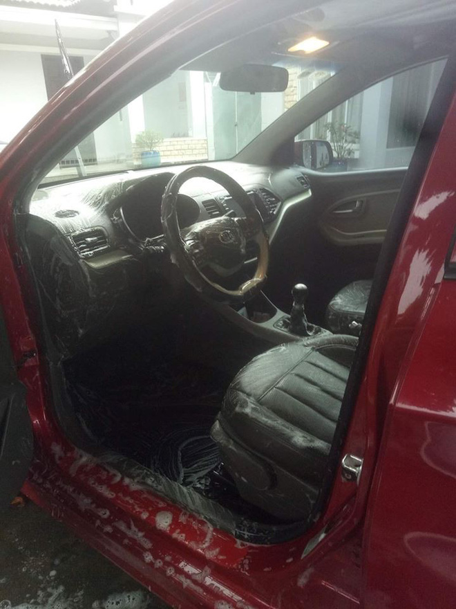 Cô vợ sạch sẽ nhất năm: Chà xà phòng vào vô lăng, cần số để rửa ô tô cho chồng