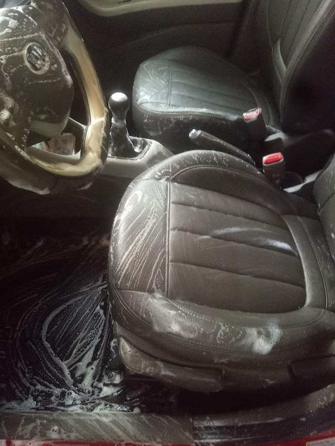 Cô vợ sạch sẽ nhất năm: Chà xà phòng vào vô lăng, cần số để rửa ô tô cho chồng