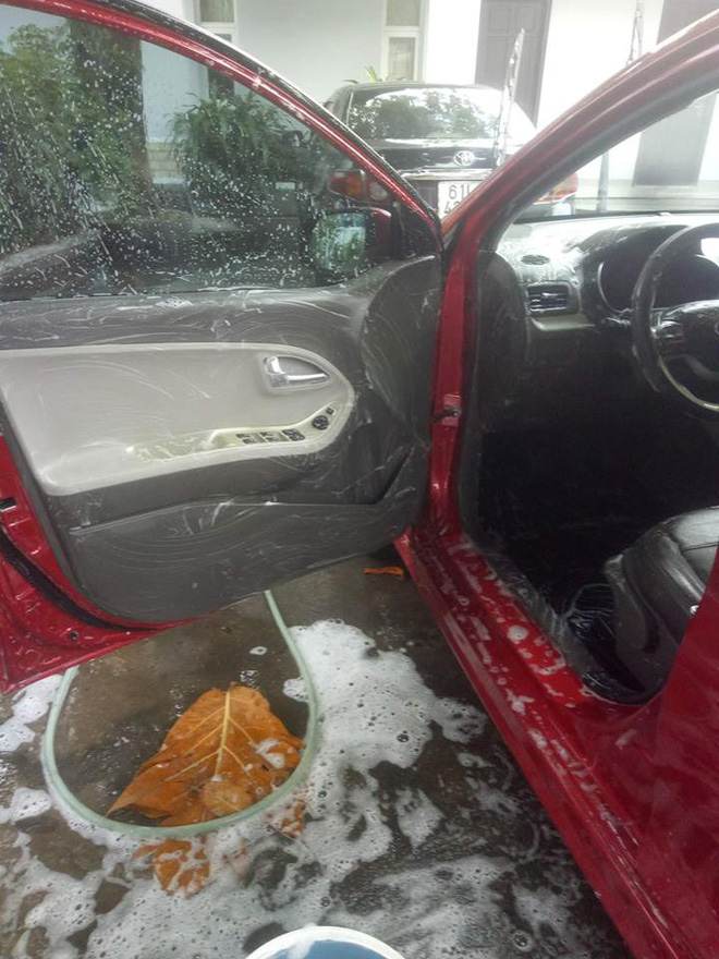 Cô vợ sạch sẽ nhất năm: Chà xà phòng vào vô lăng, cần số để rửa ô tô cho chồng