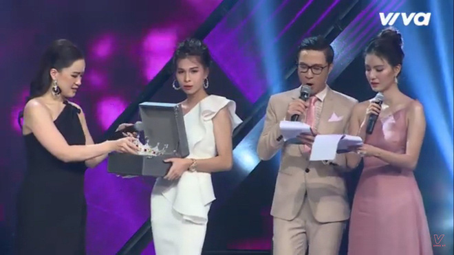 Chung kết cuộc thi dành cho người chuyển giới: MC Mỹ Linh mất bình tĩnh, gắt gỏng Chung kết cuộc thi dành cho người chuyển giới: MC Mỹ Linh mất bình tĩnh, gắt gỏng