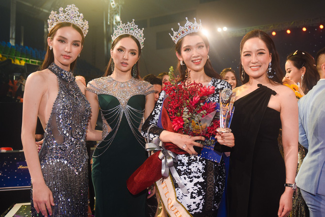 Chung kết cuộc thi dành cho người chuyển giới: MC Mỹ Linh mất bình tĩnh, gắt gỏng Chung kết cuộc thi dành cho người chuyển giới: MC Mỹ Linh mất bình tĩnh, gắt gỏng
