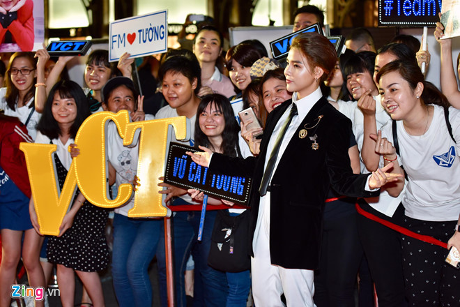 Hoa hậu Tiểu Vy, Á hậu Phương Nga nổi bật trên thảm đỏ Mai Vàng