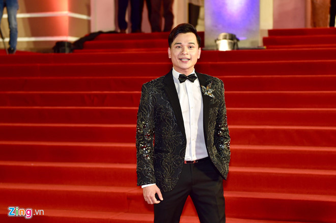 Hoa hậu Tiểu Vy, Á hậu Phương Nga nổi bật trên thảm đỏ Mai Vàng