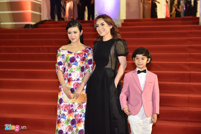 Hoa hậu Tiểu Vy, Á hậu Phương Nga nổi bật trên thảm đỏ Mai Vàng